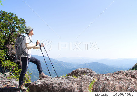 登山・ハイキングを楽しむ日本人男性　コピースペース 140064066