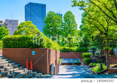 日本の横浜都市景観新風景。横浜市営地下鉄 伊勢佐木長者町駅やベースゲート横浜関内タワーなどを望む 日本の横浜都市景観新風景。横浜市営地下鉄 伊勢佐木長者町駅やベースゲート横浜関内タワーなどを望む 140064201