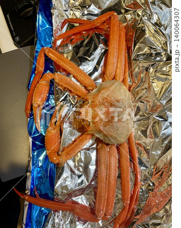冬の味覚・丸ごと一匹のズワイガニ 冬の味覚・丸ごと一匹のズワイガニ 140064307