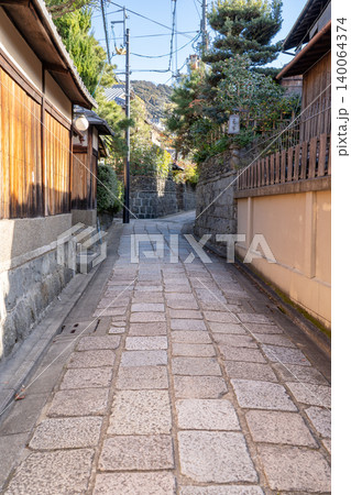 京都東山　祇園の奥座敷　石塀小路（京都市電の敷石を再利用） 140064374