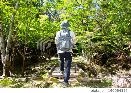 登山・ハイキングを楽しむ日本人男性 登山・ハイキングを楽しむ日本人男性 140064555