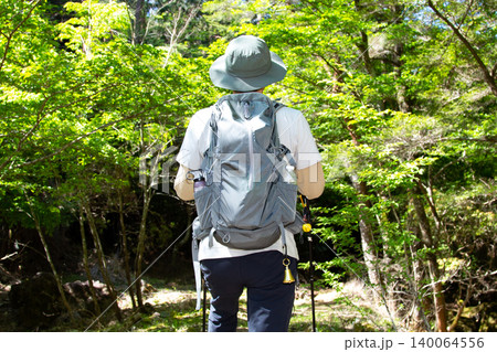 登山・ハイキングを楽しむ日本人男性 140064556