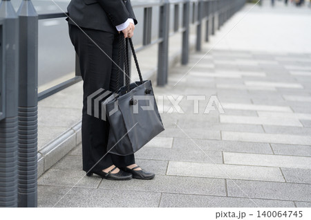 街中で立つ20代日本人女性会社員 140064745