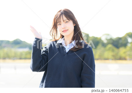 屋外で案内する日本人女子高生 屋外で案内する日本人女子高生 140064755