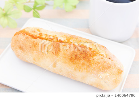美味しい明太フランスとコーヒーのモーニング 140064790