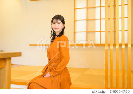 和室に座る日本人女性 140064799