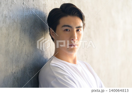 グレー背景の日本人男性ビューティーポートレート グレー背景の日本人男性ビューティーポートレート 140064813