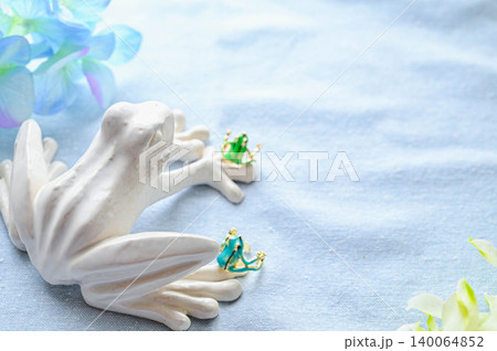 紫陽花と可愛いカエルの置物 紫陽花と可愛いカエルの置物 140064852