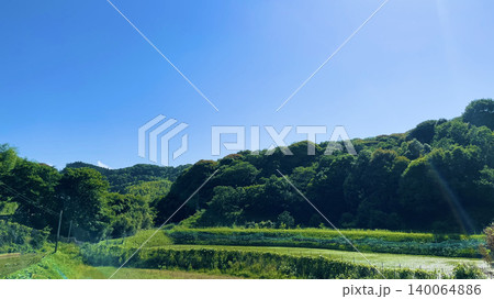 青空と里山の緑が広がる日本の田園風景 青空と里山の緑が広がる日本の田園風景 140064886