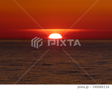 日本海にジューッと沈む太陽と美しい夕景　エジプトでは太陽は復活の象徴 140066118
