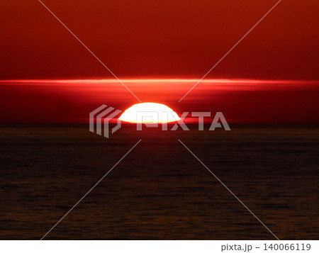 日本海にジューッと沈む太陽と美しい夕景 エジプトでは太陽は復活の象徴 日本海にジューッと沈む太陽と美しい夕景 エジプトでは太陽は復活の象徴 140066119
