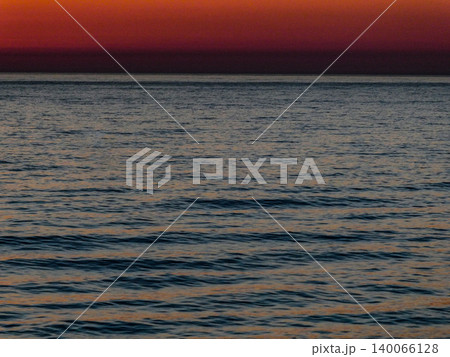 秋田県にかほの日没の風景 日本海の波間の夕景 光りの戯れ 秋田県にかほの日没の風景 日本海の波間の夕景 光りの戯れ 140066128