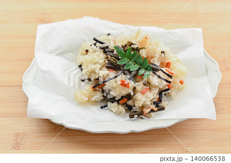 旬の味覚 わらびのおこわ 旬の味覚 わらびのおこわ 140066538