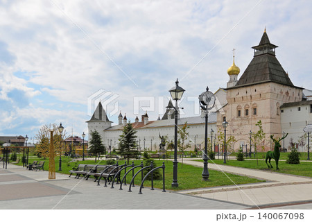 City square near the walls of the Rostov Kremlin in Rostov Veliky 140067098