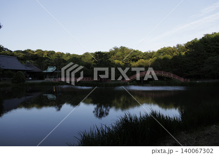 横浜市金沢区の称名寺の夕暮れ 140067302