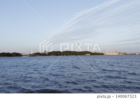 夕日に照らされた雲（八景島及び海の公園） 140067323