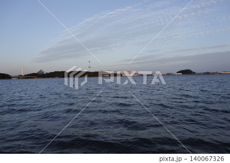 夕日に照らされた雲（八景島及び海の公園） 140067326