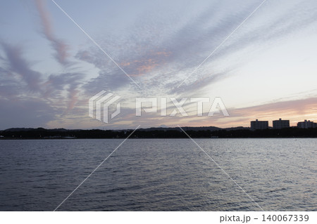 夕日に照らされた雲(八景島及び海の公園) 夕日に照らされた雲(八景島及び海の公園) 140067339