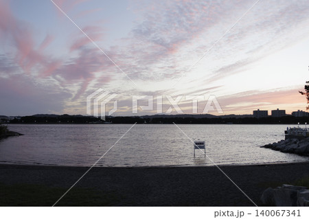 夕日に照らされた雲（八景島及び海の公園） 140067341