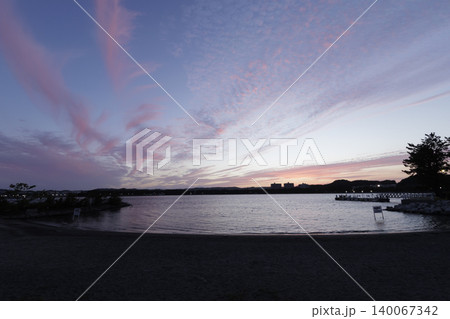 夕日に照らされた雲(八景島及び海の公園) 夕日に照らされた雲(八景島及び海の公園) 140067342