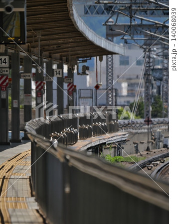 東海道新幹線の小田原駅ホーム 140068039