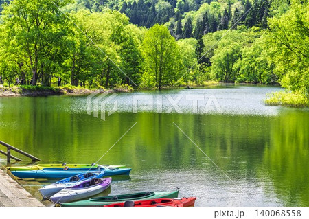 新緑の白川湖と水没林　カラフルなカヌーと湖面　山形県飯豊町 140068558