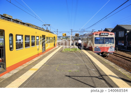 三岐鉄道、保々駅で並ぶ801系電車と751系電車 三岐鉄道、保々駅で並ぶ801系電車と751系電車 140068584