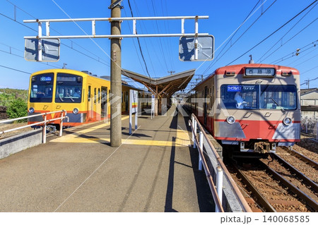 三岐鉄道、保々駅で並ぶ801系電車と751系電車 三岐鉄道、保々駅で並ぶ801系電車と751系電車 140068585