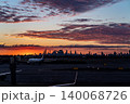 ニューアーク空港の朝焼け 140068726