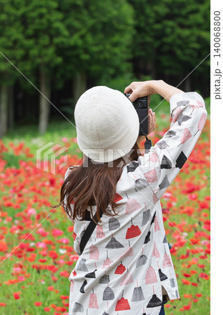 ポピーの花畑を撮影する女性　群馬県高山村 140068800