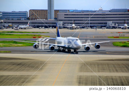 翼は欧州から… 着陸後に地上を移動するジャンボジェット『B747』 翼は欧州から… 着陸後に地上を移動するジャンボジェット『B747』 140068810