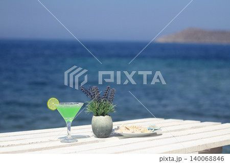 Summer cocktail on the background of the sea. Summer vacation, relaxation, summer party. Summer cocktail on the background of the sea. Summer vacation, relaxation, summer party. 140068846