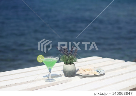 Summer cocktail on the background of the sea. Summer vacation, relaxation, summer party. Summer cocktail on the background of the sea. Summer vacation, relaxation, summer party. 140068847