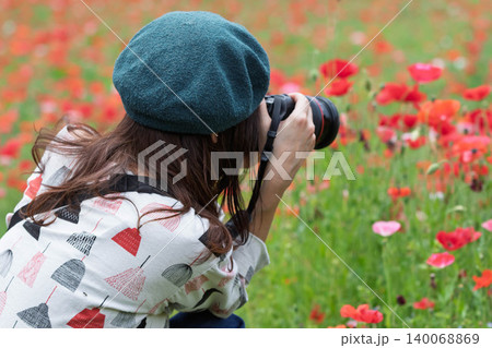 ポピーの花畑を撮影する女性 140068869