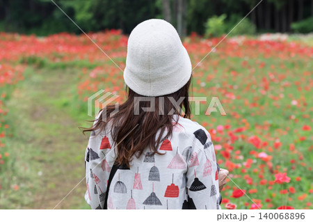 ポピーの花畑を散策する女性 群馬県高山村 ポピーの花畑を散策する女性 群馬県高山村 140068896
