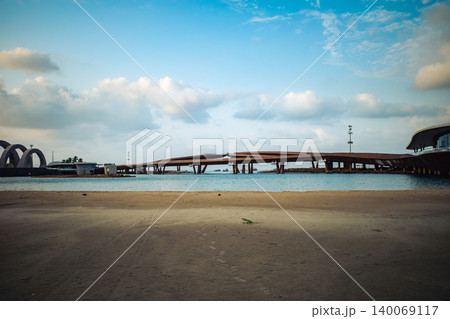 青空の下に広がるモダンなデザインの橋と砂浜の風景。 青空の下に広がるモダンなデザインの橋と砂浜の風景。 140069117