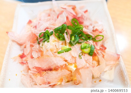 居酒屋メニューに使いやすい鰹節のせ豆腐のおつまみ写真 居酒屋メニューに使いやすい鰹節のせ豆腐のおつまみ写真 140069553
