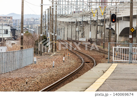 駅のホームから望む線路のカーブと高架橋のある鉄道風景 駅のホームから望む線路のカーブと高架橋のある鉄道風景 140069674