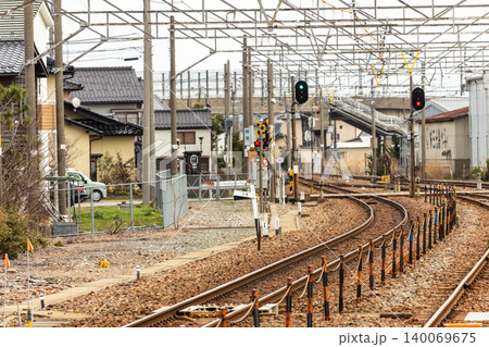 IRいしかわ鉄道 美川駅付近の線路とカーブ 動作中の踏切と出発信号機 IRいしかわ鉄道 美川駅付近の線路とカーブ 動作中の踏切と出発信号機 140069675