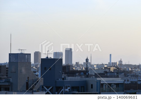 夕暮れの都市風景 140069681
