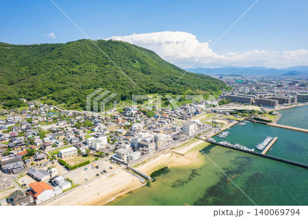 入道雲が浮かぶ香川県高松市と瀬戸内海 屋島を望むドローン空撮 入道雲が浮かぶ香川県高松市と瀬戸内海 屋島を望むドローン空撮 140069794