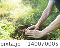 森に若木を植える 140070005