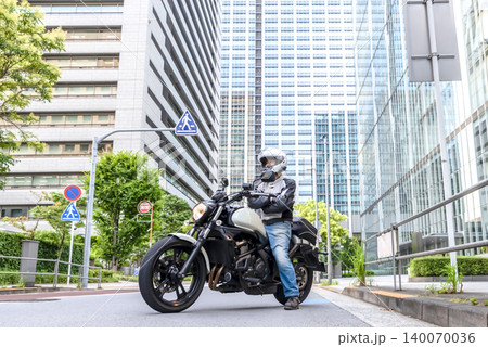 東京・品川のビル街に立つ大型バイクライダー 140070036