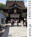神社で参拝する人々 140070358