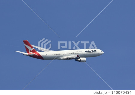 離陸、上昇するカンタス航空 離陸、上昇するカンタス航空 140070454