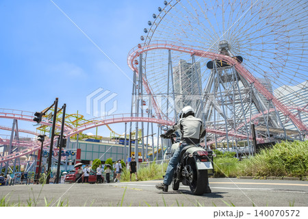 横浜の遊園地前に停車する男性ライダー 横浜の遊園地前に停車する男性ライダー 140070572