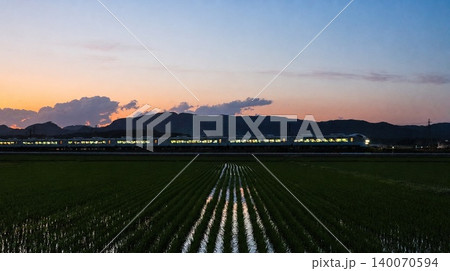 夕焼けに染まる田園を走る常磐日光号 笠間市 夕焼けに染まる田園を走る常磐日光号 笠間市 140070594