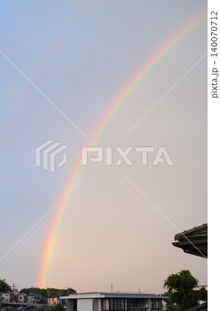 希望や幸運のイメージに使いやすい雨上がりの虹と空 140070712