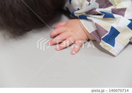 育児や子育て記事に使いやすい幼い子どもの手元写真 育児や子育て記事に使いやすい幼い子どもの手元写真 140070714