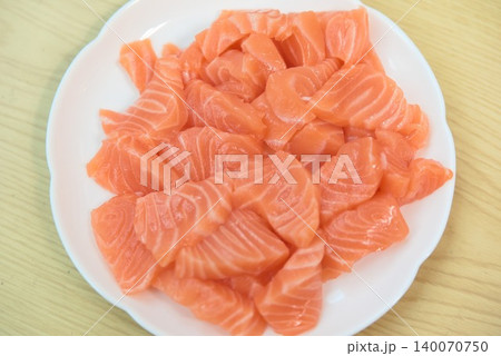 和食店や居酒屋メニューに使いやすいサーモン刺身の写真 和食店や居酒屋メニューに使いやすいサーモン刺身の写真 140070750